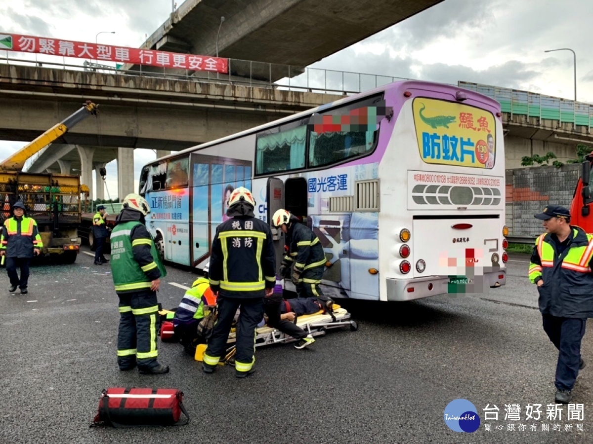 1號國道51.4發生托板車撞客運車 造成一死八傷