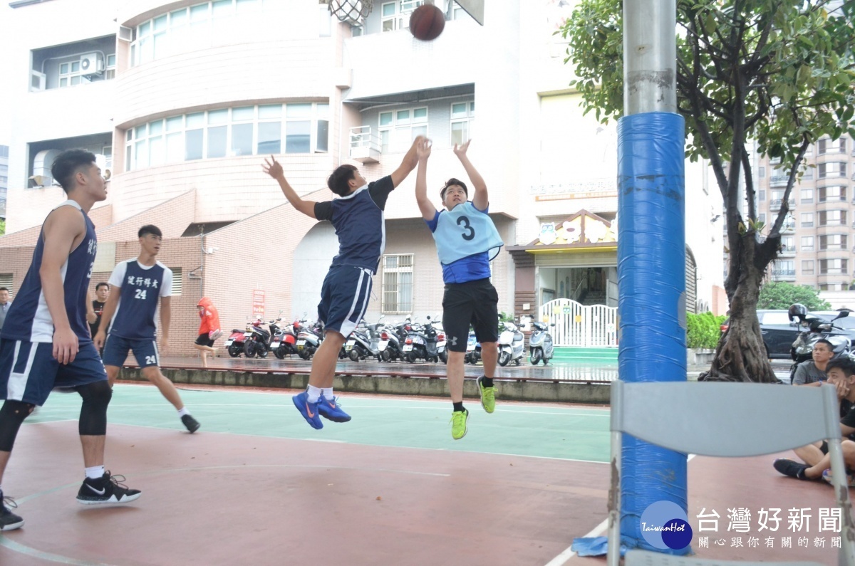 為慶祝108年警察節及青少年即將放暑假，中壢警分局舉辦三對三籃球鬥牛賽