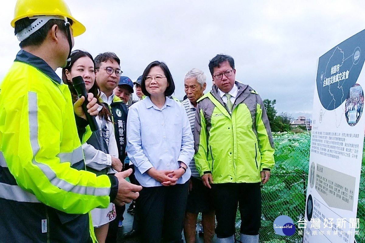 蔡英文總統視察「樹林里自主防災社區」的防災整備狀況，聽取樹林里長吳進昌說明蓮花滯洪池特色。