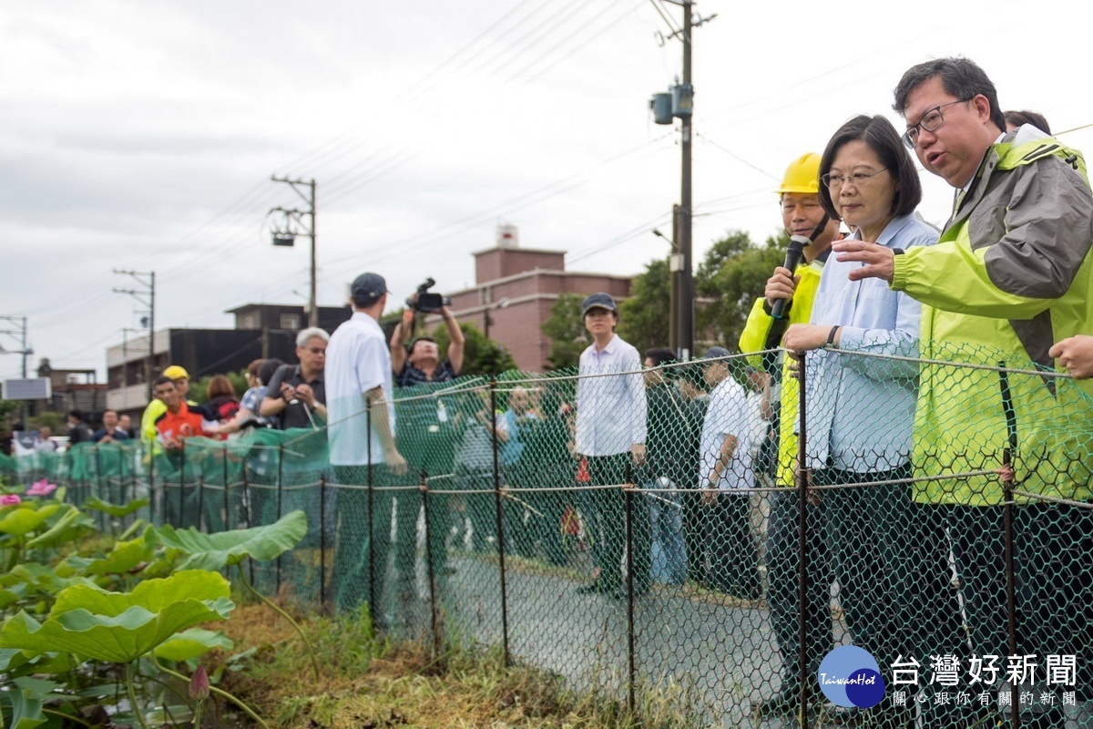 桃園市長鄭文燦陪同蔡英文總統視察蓮花滯洪池在豪大雨來臨前的操作情形。