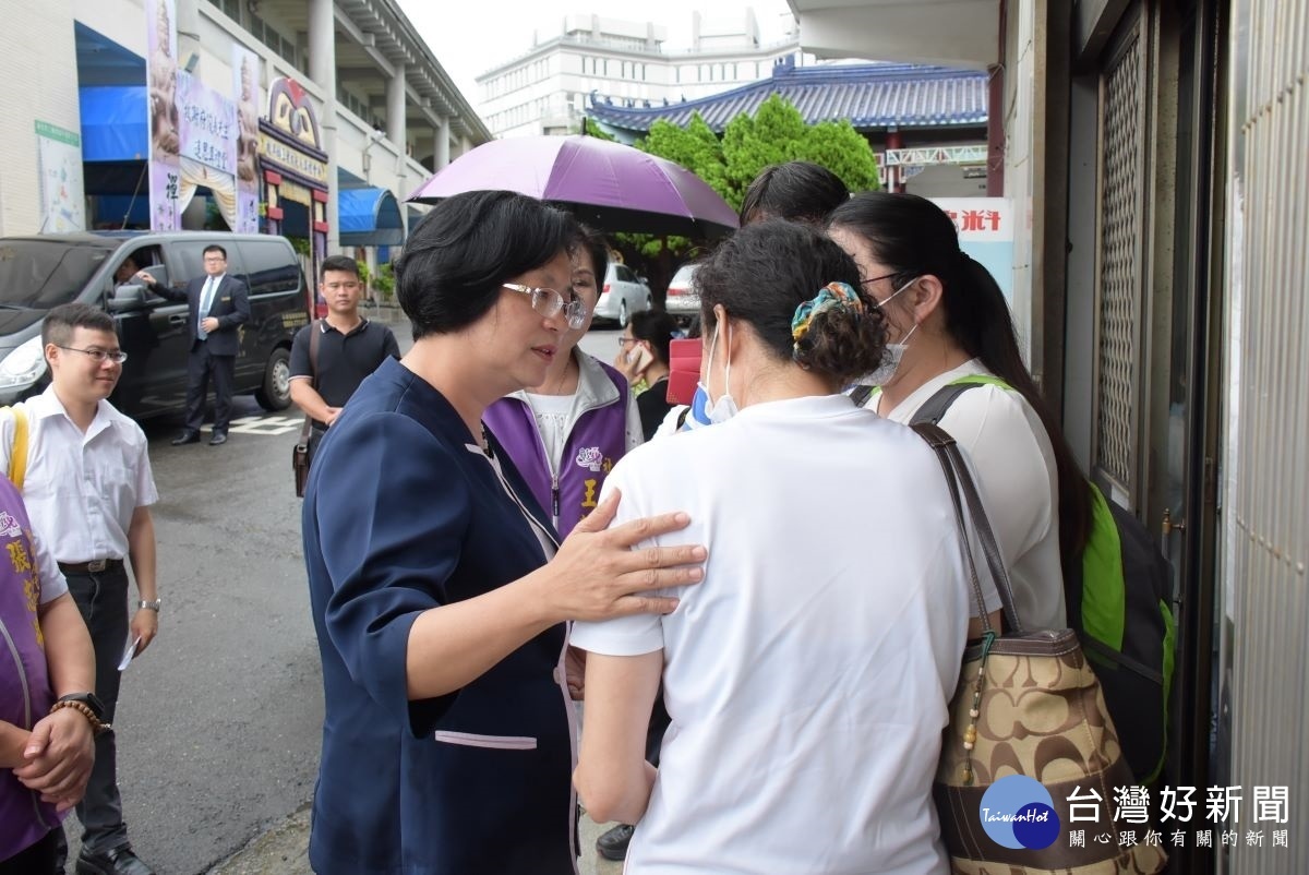 縣長王惠美在醫院慰問往生家屬。