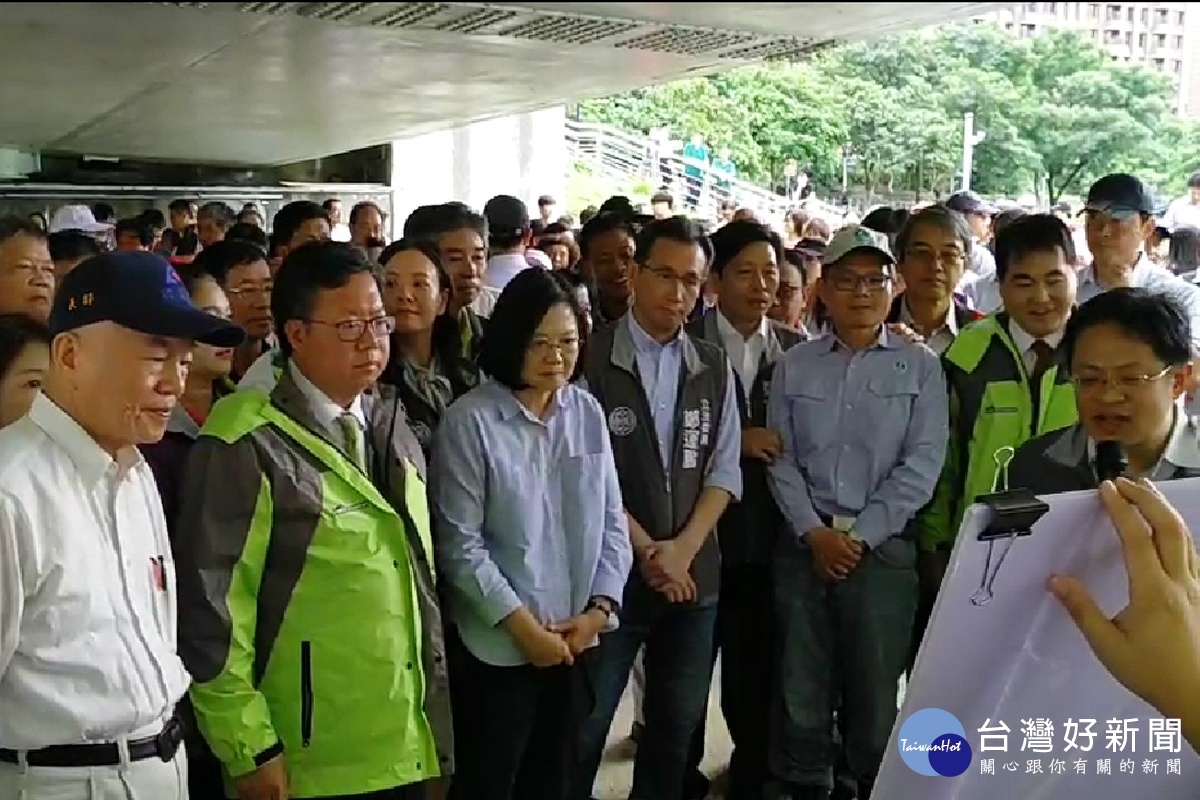 總統蔡英文在桃園市長鄭文燦的陪同中，視察桃園市蘆竹區「南崁溪防汛工程」並聽取簡報。