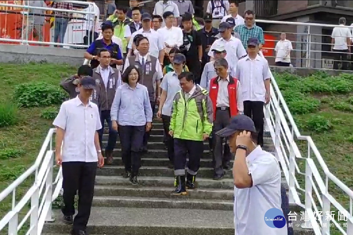 總統蔡英文在桃園市長鄭文燦的陪同中，視察桃園市蘆竹區「南崁溪防汛工程」。