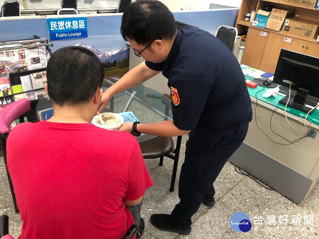 男子就醫中逃跑躲草叢,龍潭警細心照料協尋家屬助返家。