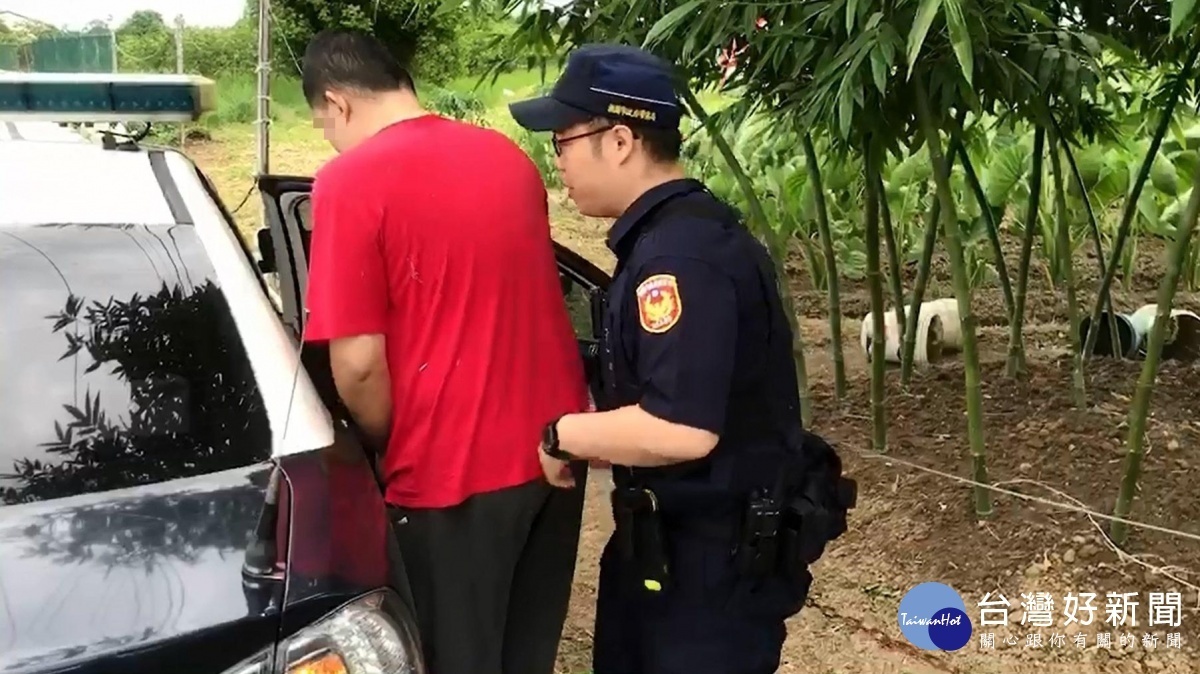男子就醫中逃跑躲草叢,龍潭警細心照料協尋家屬助返家。