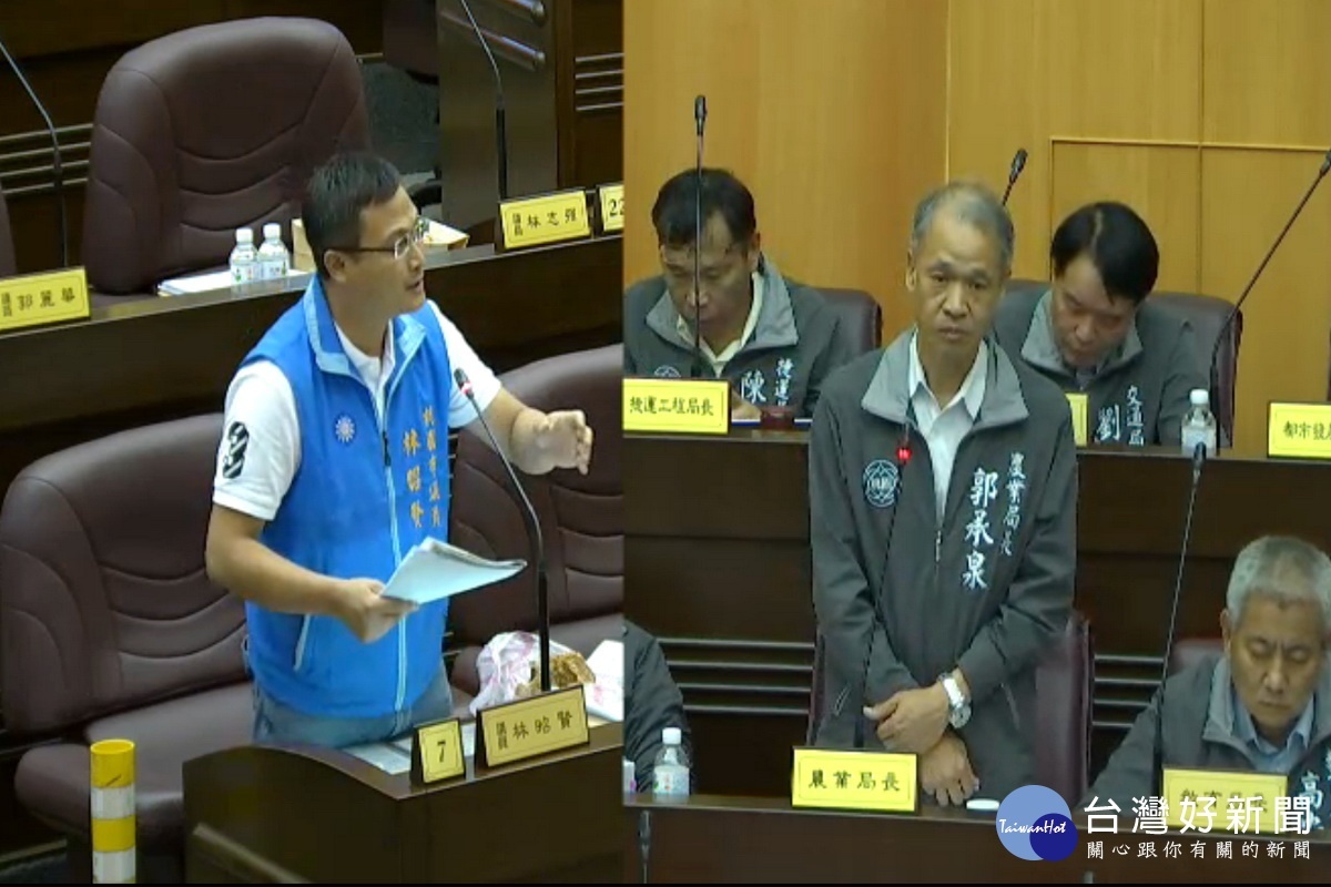 針對百年老樹生病枯死問題,桃園員林昭賢於議事堂上質詢詢市府農業局長郭承泉。