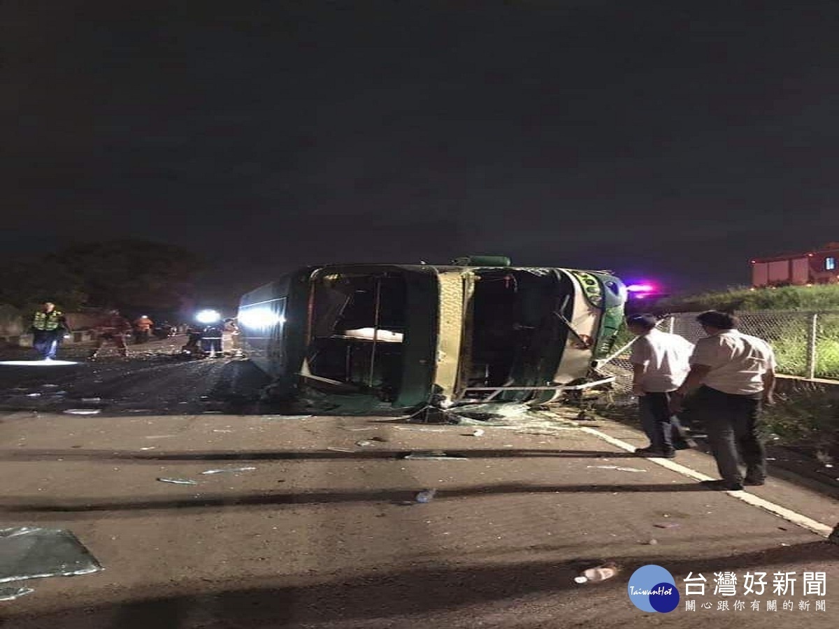 國道1號南下彰化段驚傳重大車禍 阿羅哈客運失控衝出邊坡造成3死13傷