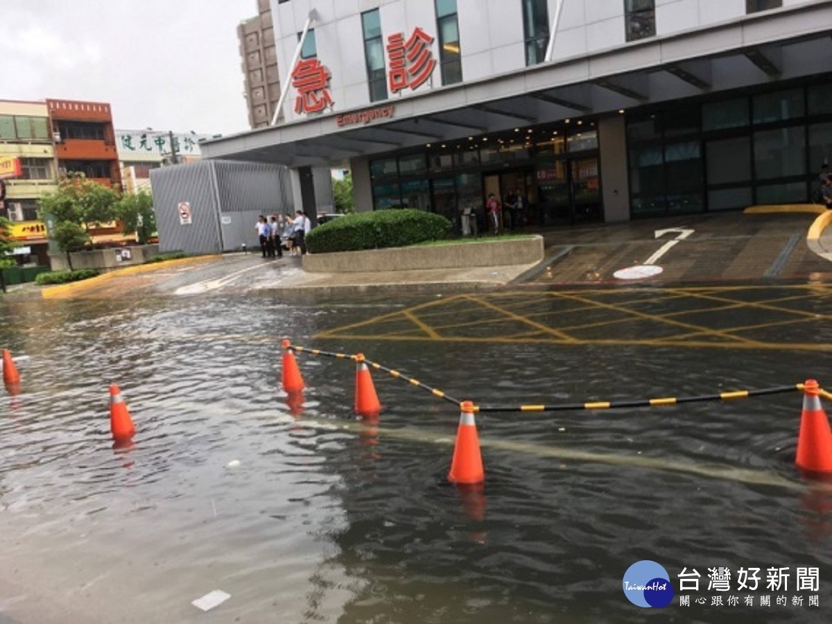 暴雨狂炸南彰化　員基水淹半個輪胎深