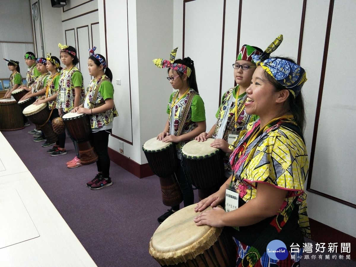 廣興國小在表揚儀式壓軸演出非洲鼓。圖／記者鄧富珍攝