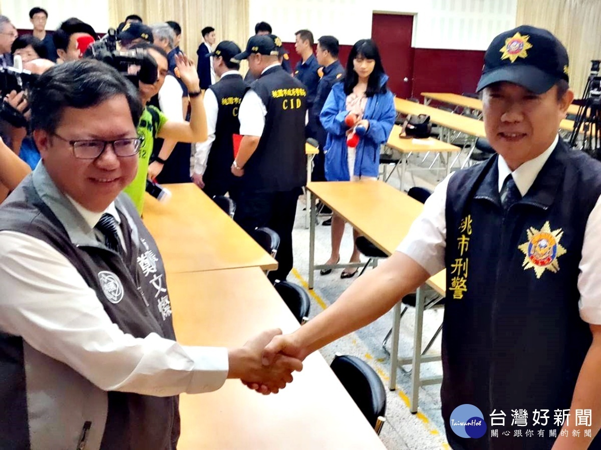 挾持人員事件落幕 鄭文燦市長頒獎表揚有功員警(市長握手嘉勉王強生)