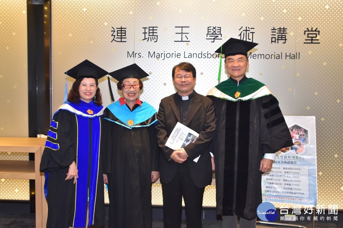 92歲的周楊英(左二)是彰基副站長周志中(右一)的母親,就讀松年大學已經15年,是班上年紀最長的學生。