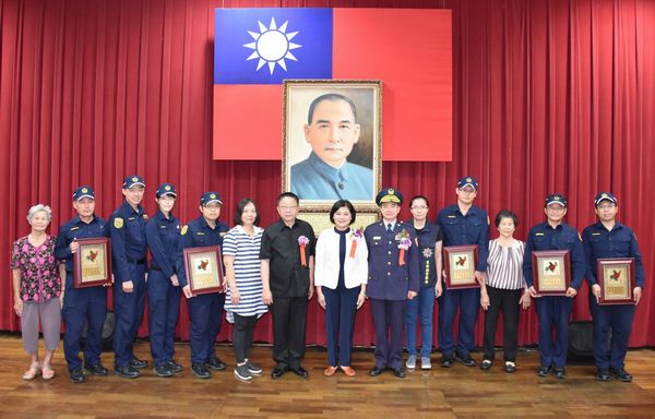 雲林縣警局舉辦警察節慶祝大會表揚模範警察、資深績優警察獎章及義警、民防幹部聘書等,由縣長張麗善親自頒獎以資鼓勵。(記者陳昭宗翻攝)
