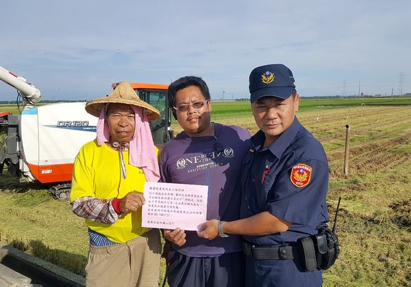 鹿寮所長張添財親赴花生曝曬處與稻田宣導農產品防竊觀念與諮詢，籲請農民加強農產品看守及夜間防竊工作。（記者陳昭宗拍攝）