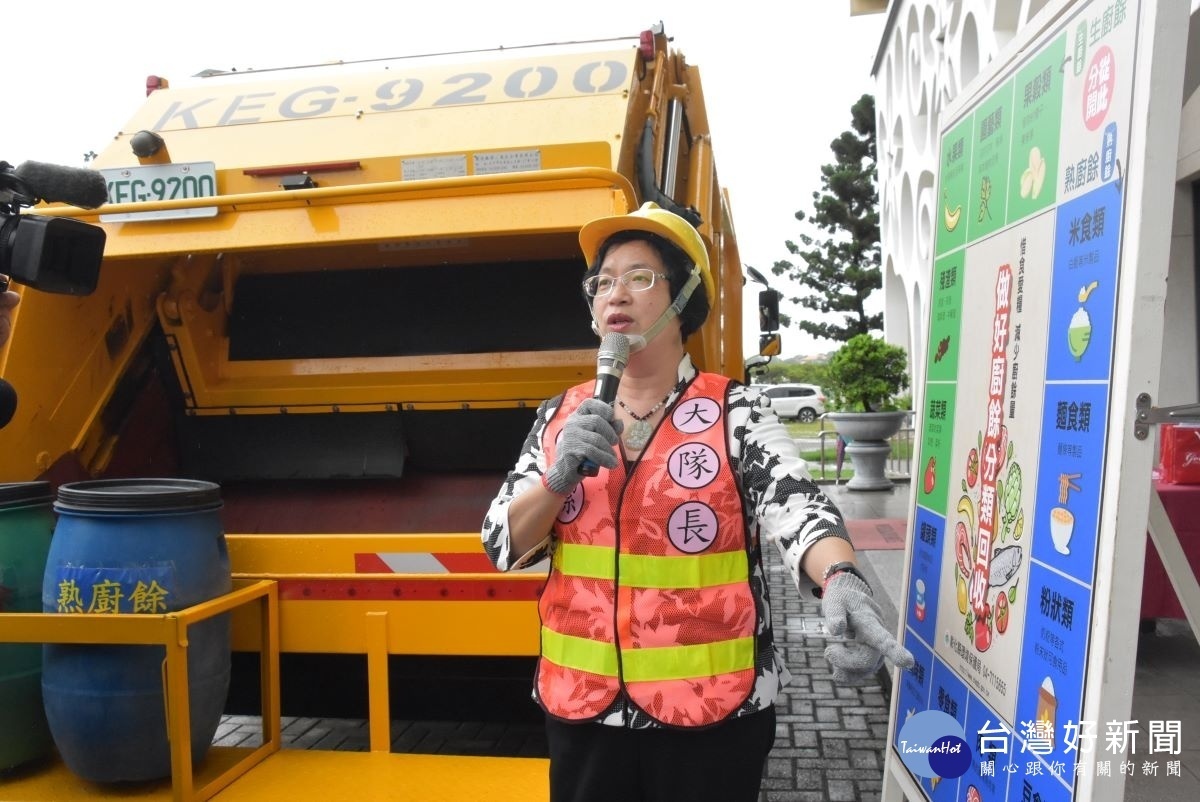 彰化縣長王惠美在環保清運車輛授車儀式親自解說垃圾分類的重要。圖/記者鄧富珍攝