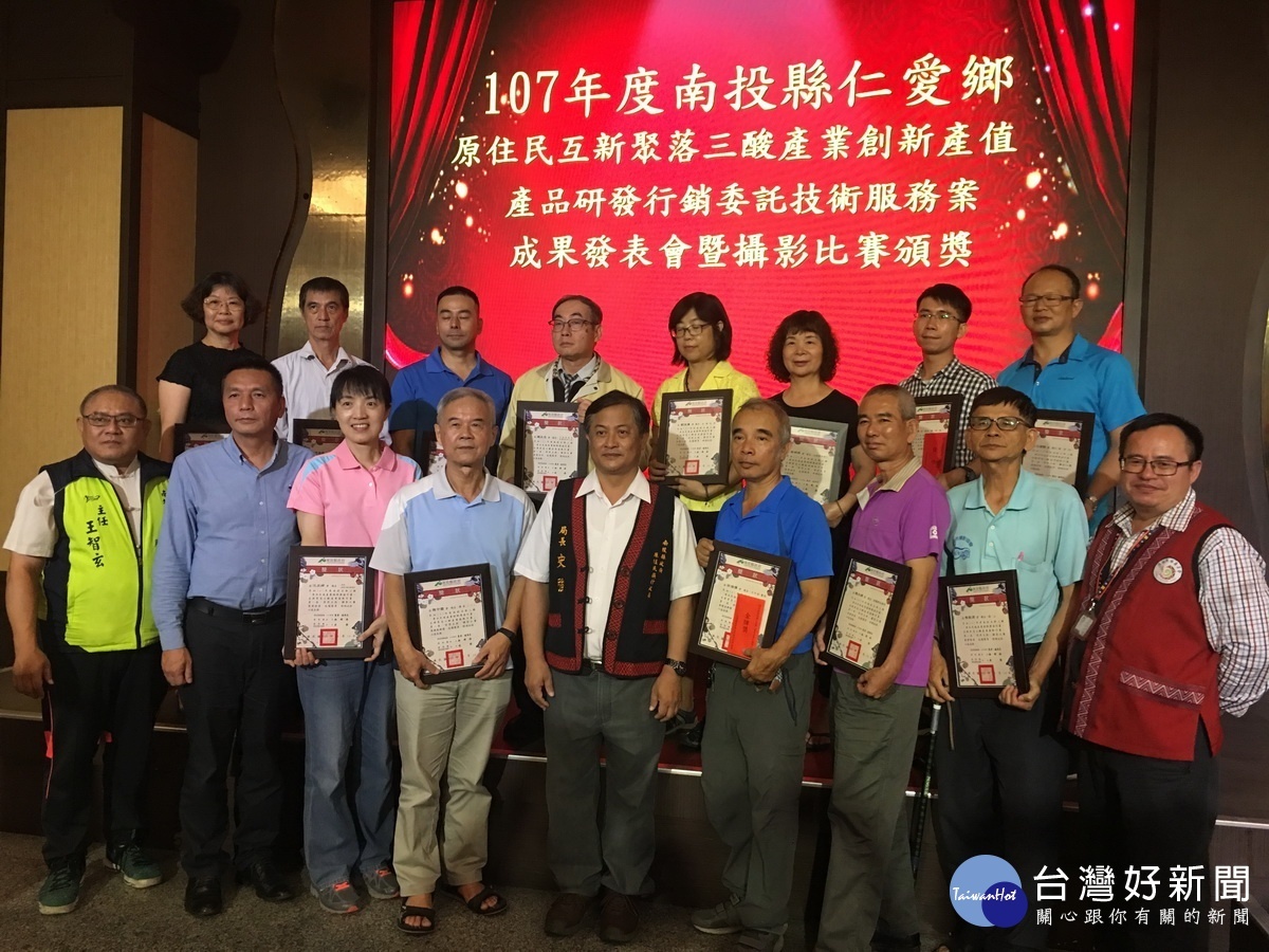 攝影比賽獲獎者與史強局長合影。(記者扶小萍攝)