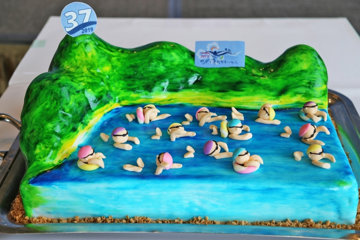 由雲品精心設計的泳渡造型藝術蛋糕。