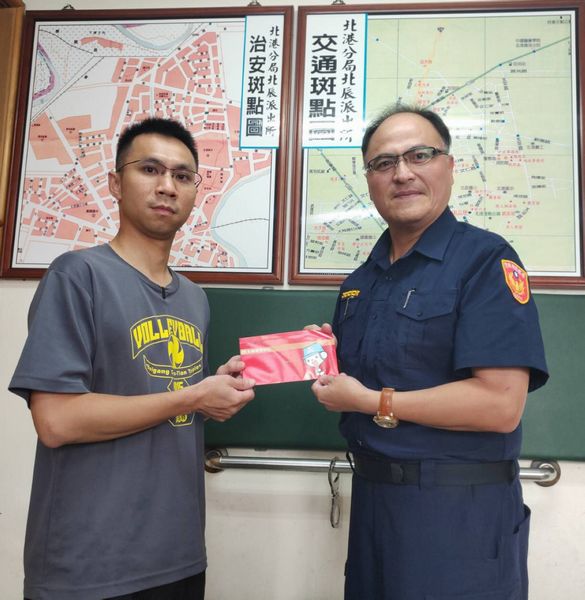 北辰所長蔡東洲等人強化執行槍枝毒品掃蕩行動,查獲改造手槍及毒品案件,分局長王立德立即前往表揚,振奮基層士氣。(記者陳昭宗拍攝)
