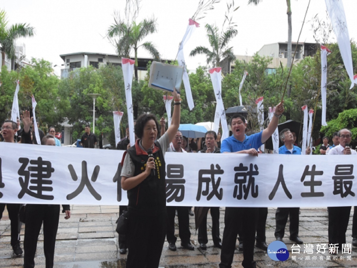 「死無火化之地」! 彰化葬儀公會手持引魂幡到縣府陳情抗議