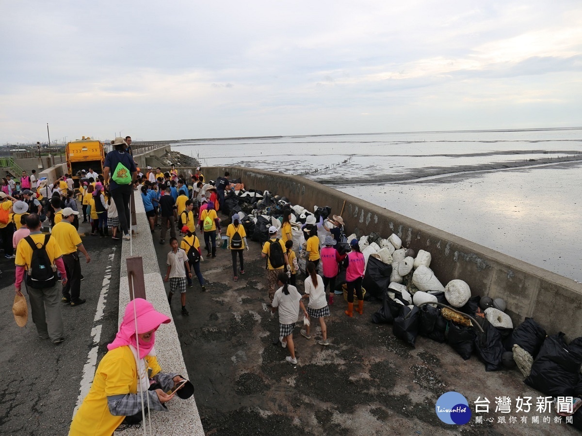 響應環保愛地球 大城在地企業齊心淨灘守護海岸