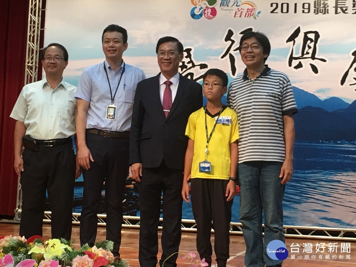 林明溱縣長親自頒發各校優秀縣長獎同學悠遊卡。(記者扶小萍攝)