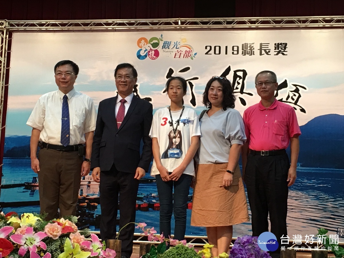 各校校長多陪同上台領獎。(記者扶小萍攝)