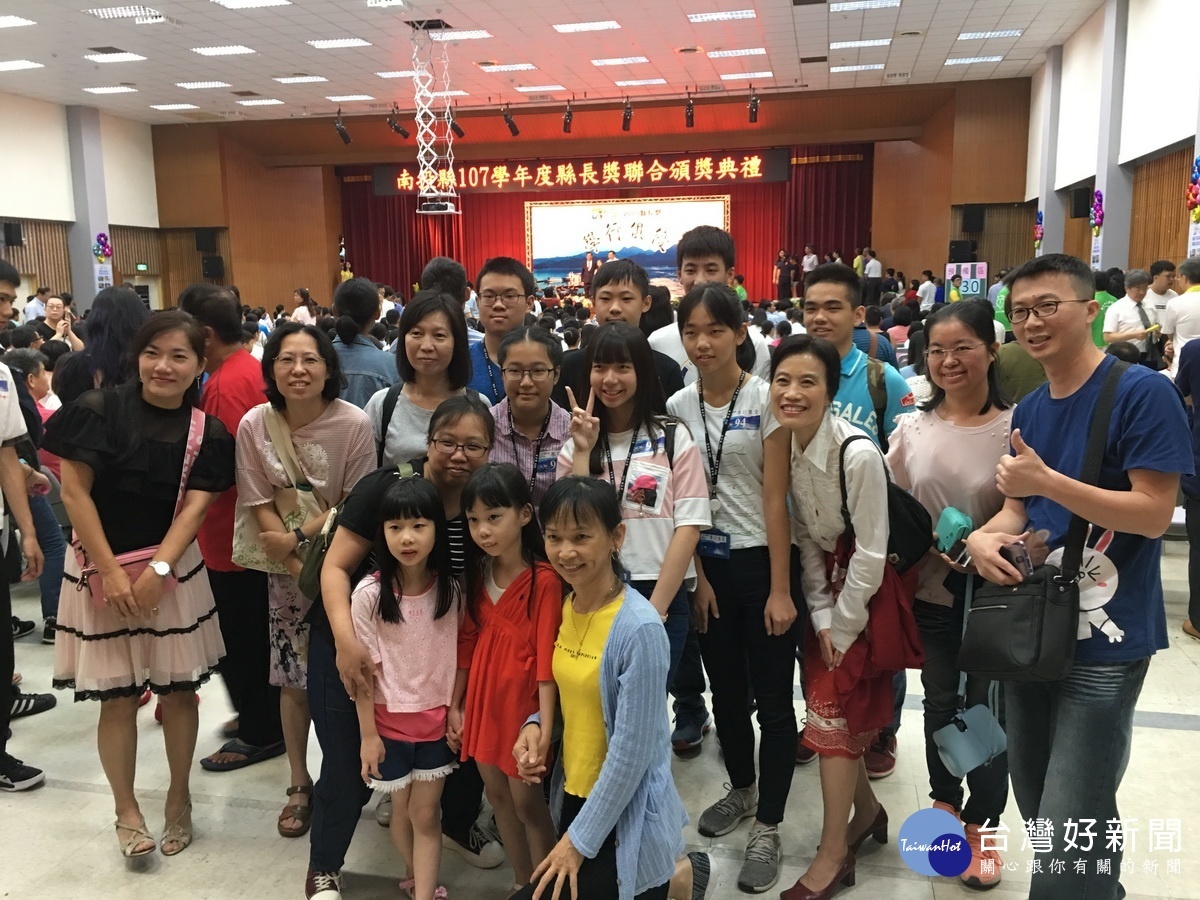 名間國中燕校長和縣長獎同學及家長合影留念。(記者扶小萍攝)