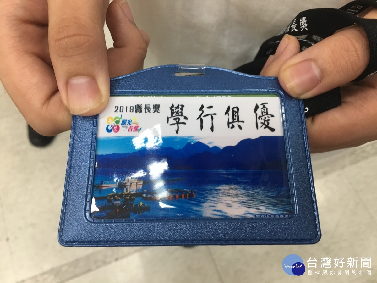 南投縣長獎是儲值200元的悠遊卡。(記者扶小萍攝)