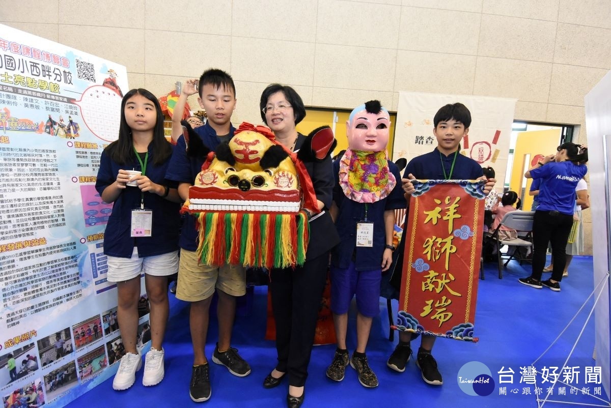 課程博覽會中,縣長王惠美參觀由學發表的創意攤位。