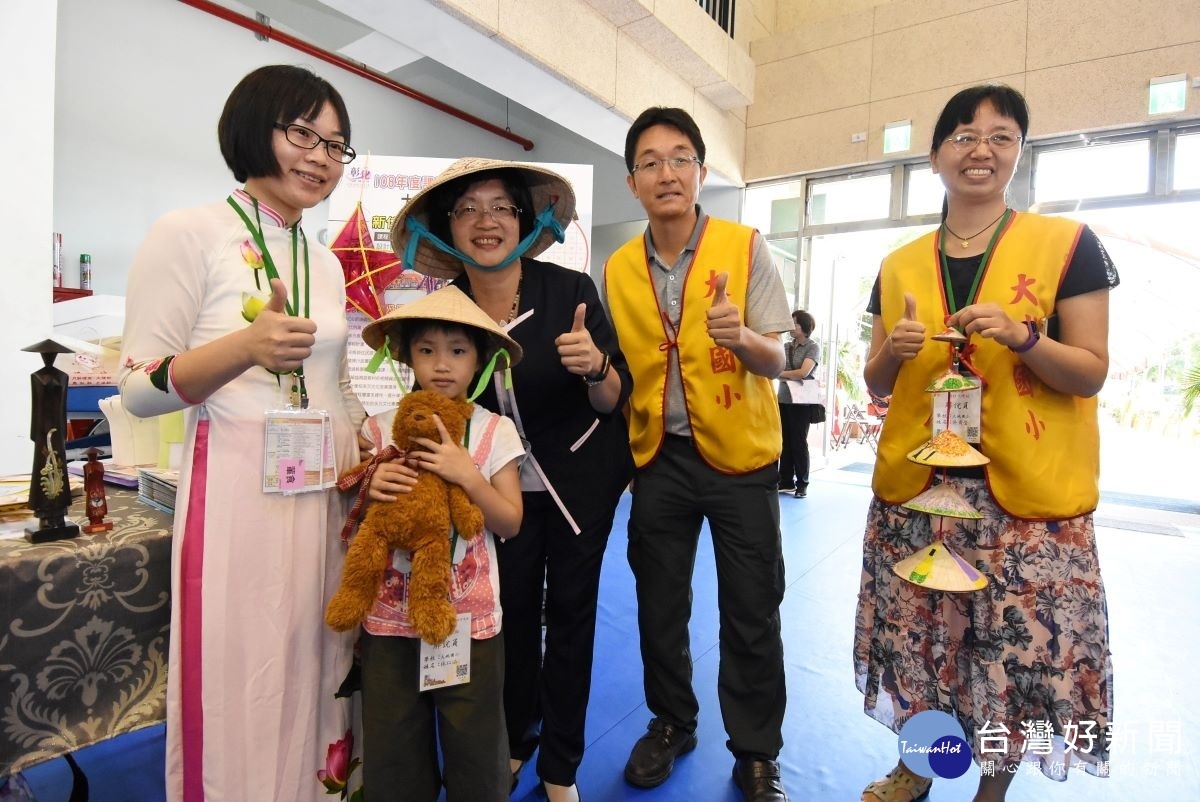 課程博覽會中,縣長王惠美巡視各校攤位。