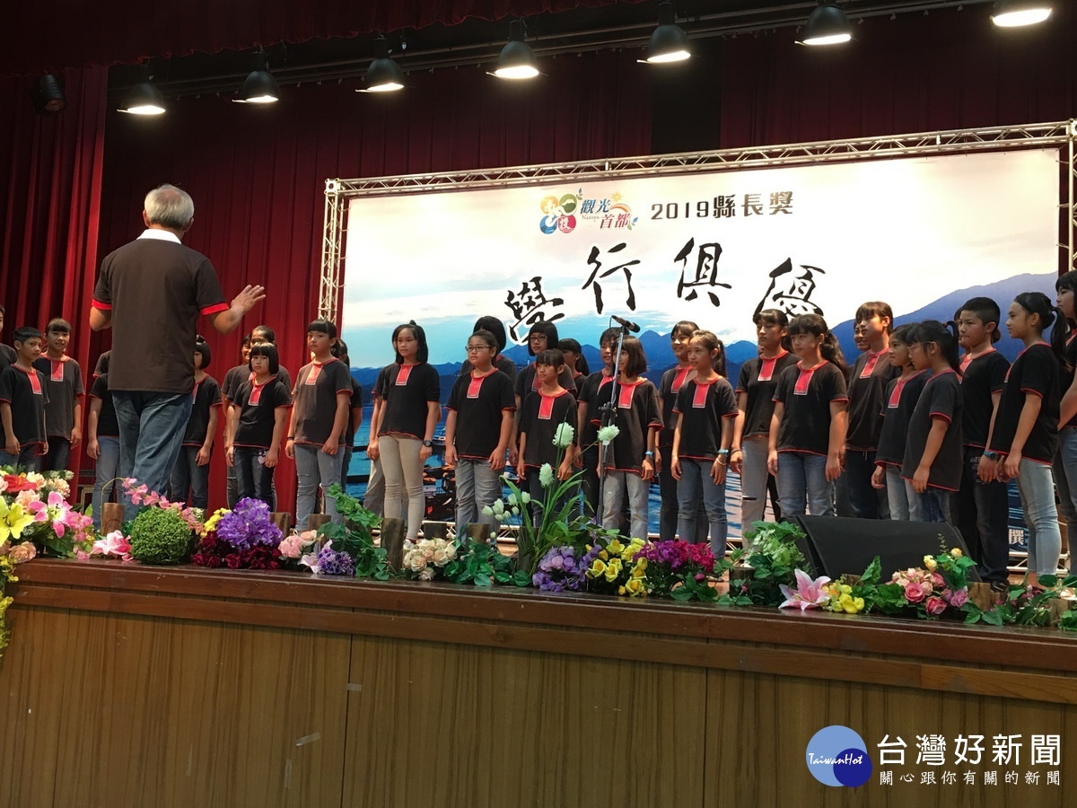 台灣原聲童聲合唱團獻上天籟之音。（記者扶小萍攝）