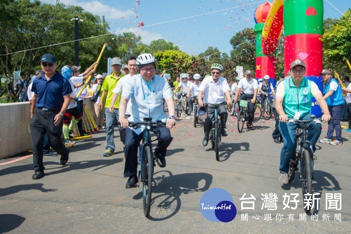 市長與貴賓一同體驗騎乘自行車