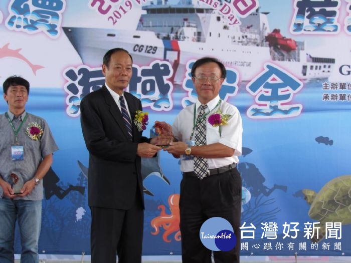 海洋委員會主任委員李仲威(左)頒獎，環保局副局長陳增祥代表領獎。