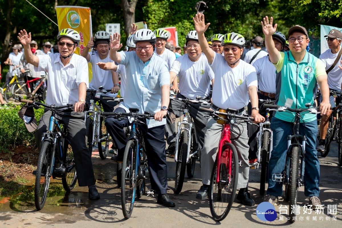 桃園農田水利會「水利騎兵」單車遊水圳埤塘風光活動中，桃園市長鄭文燦陪同大家一起騎自行車流灠沿途風光。