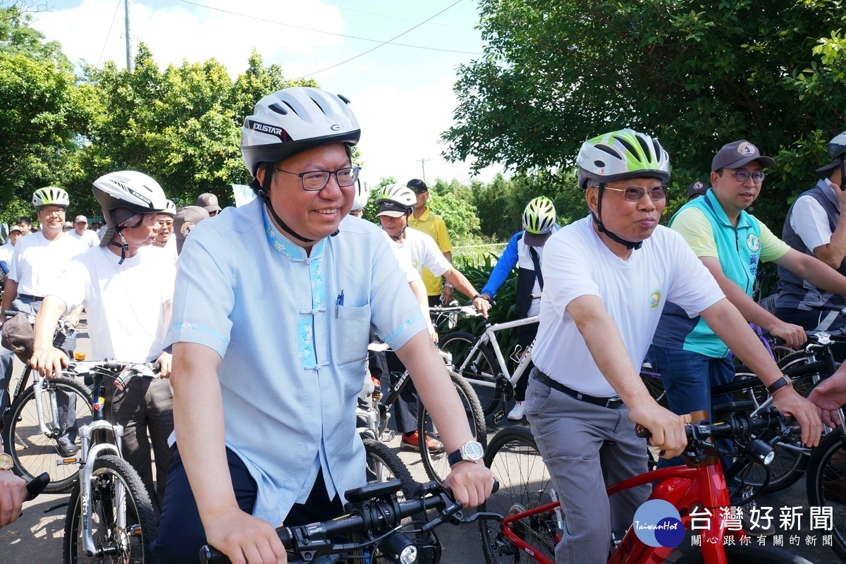 桃園農田水利會「水利騎兵」單車遊水圳埤塘風光活動中，桃園市長鄭文燦陪同大家一起騎自行車流灠沿途風光。