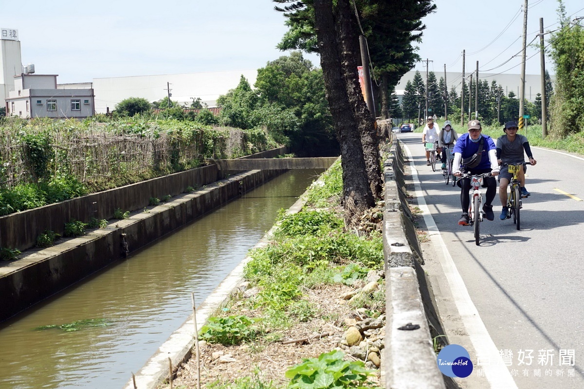 桃園農田水利會「水利騎兵」單車遊水圳埤塘風光活動中，吸引近千民眾參加。