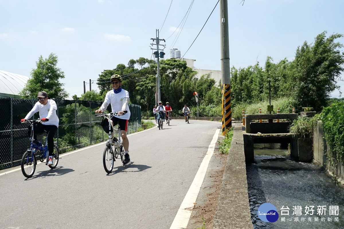 桃園農田水利會「水利騎兵」單車遊水圳埤塘風光活動中，吸引近千民眾參加。