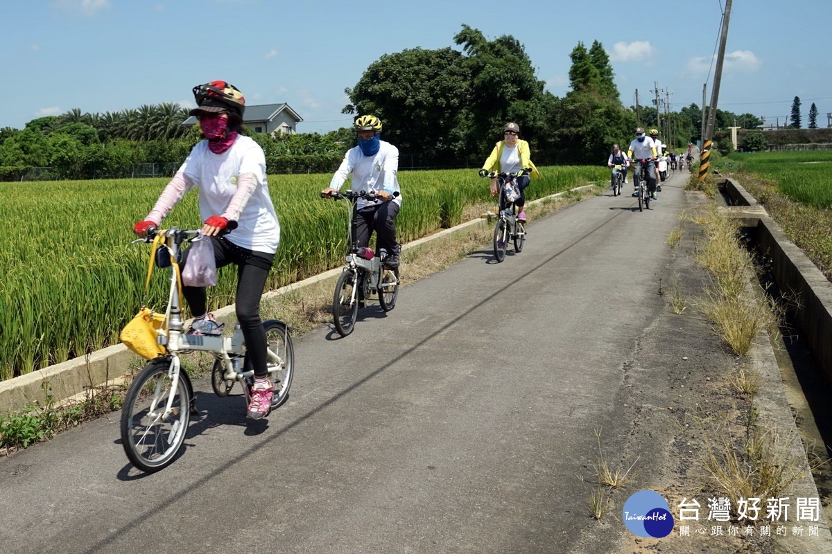 桃園農田水利會「水利騎兵」單車遊水圳埤塘風光活動中，吸引近千民眾參加。