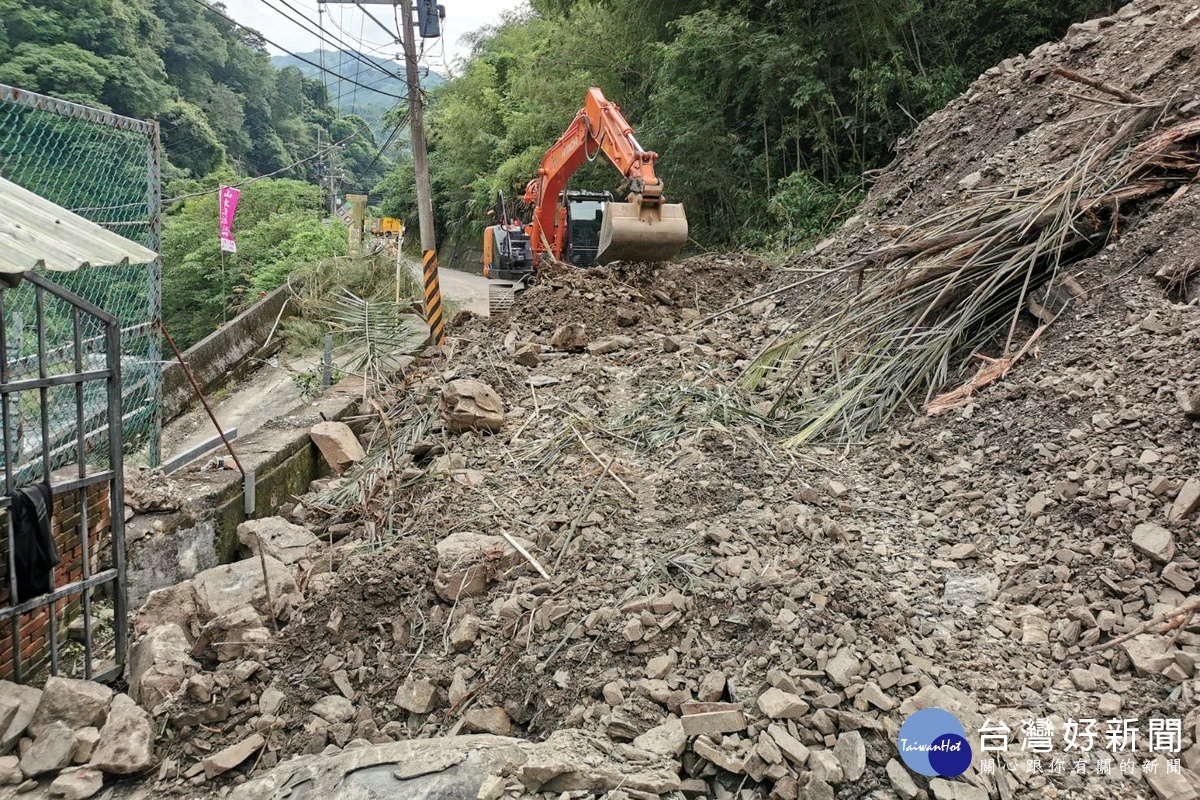 桃園市復興區桃112線0K+160處發生道路邊坡崩塌造成道路中斷，市府養工處緊急進行搶通搶險。