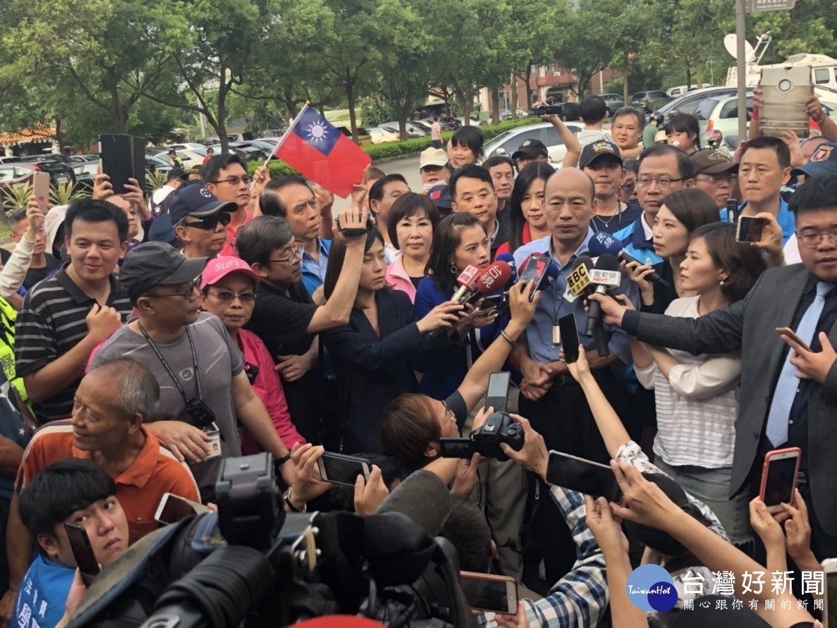 :韓國瑜至頭寮大溪陵寢表達追思,受到大批韓粉包圍。