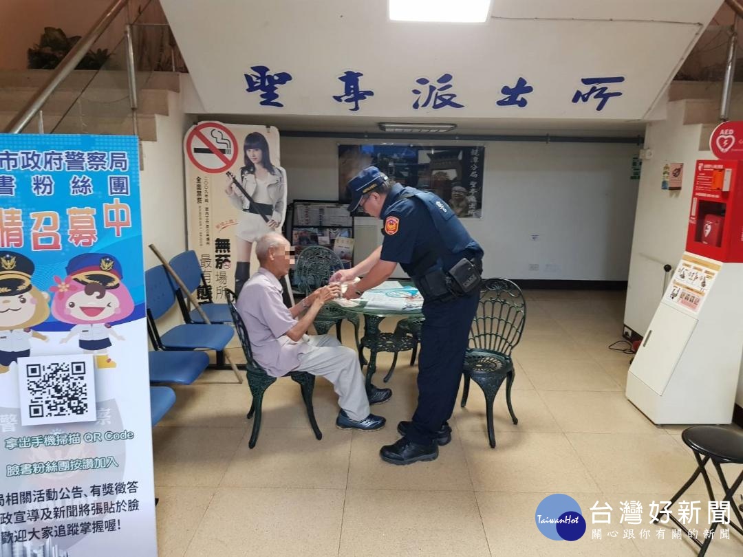 自掏腰包購買晚餐及熱飲給老翁果腹,關懷照料安撫情緒後