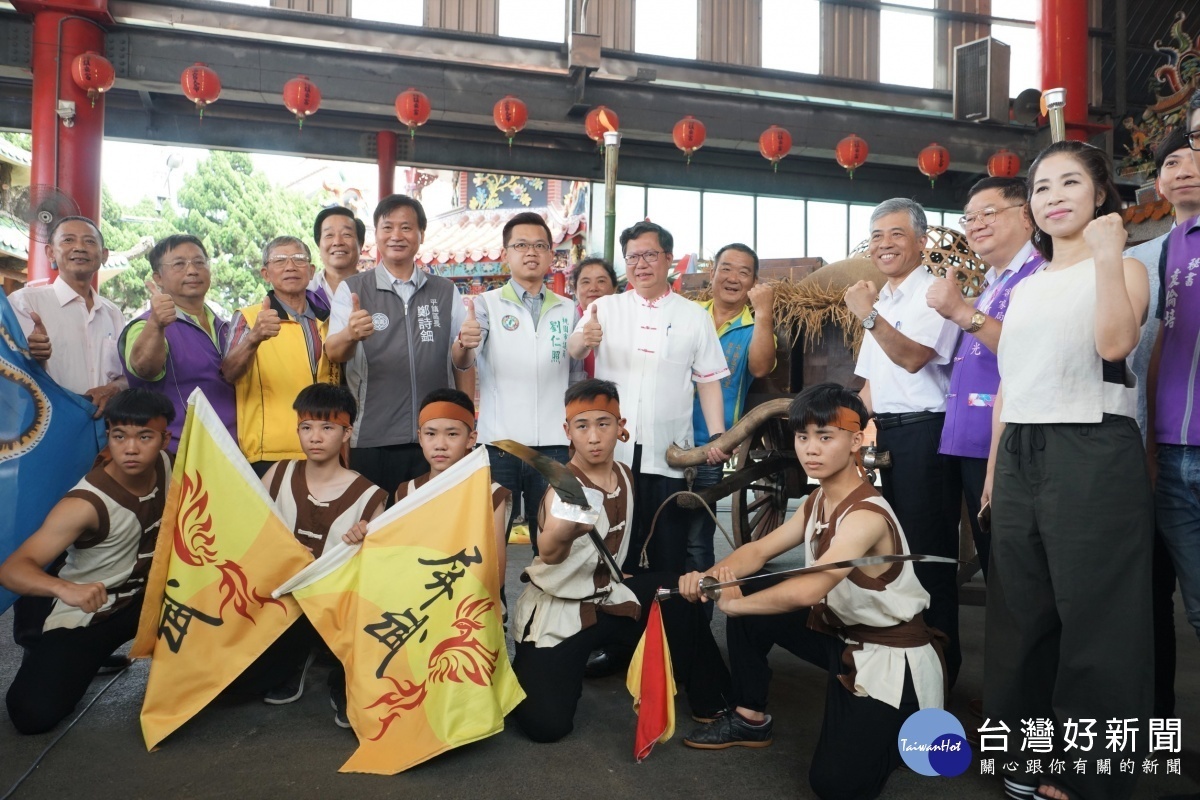 乙未客家戰役文化季-平鎮戰祭記者會鄭市長、客委會范佐銘副主委及現場貴賓在補給車前大合照