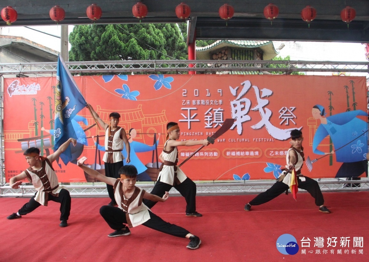 乙未客家戰役文化季-平鎮戰祭宣傳記者會邀請哈旗鼓文化藝術團進行紅日頭開場表演