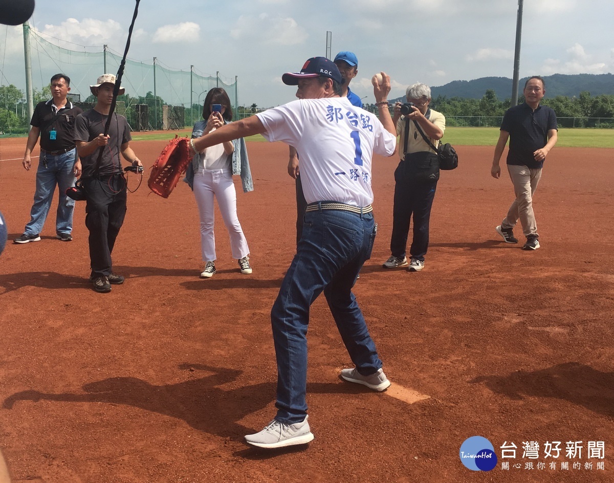 郭台銘為球場開球。(記者扶小萍攝)