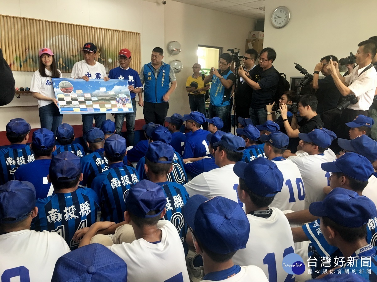 中興球員贈郭董及學姐感謝卡。(記者扶小萍攝)