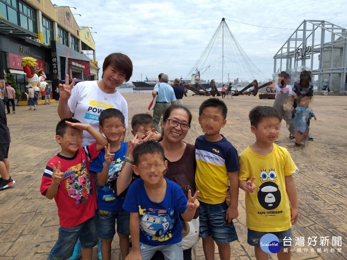 高鐵愛心關懷列車帶著桃園弘化懷幼院的孩子們，走訪壽山國家自然公園、西子灣、打狗英國領事館文化園區等景點。