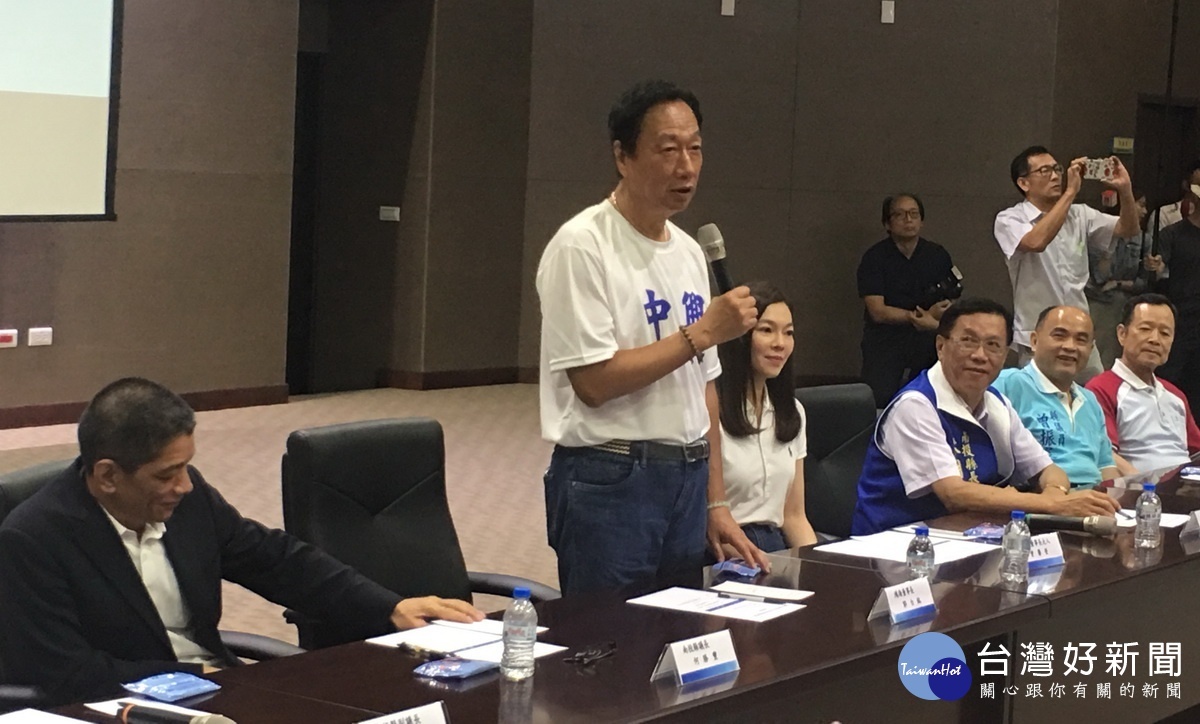 郭台銘說要多聽大家的發言。(記者扶小萍攝)