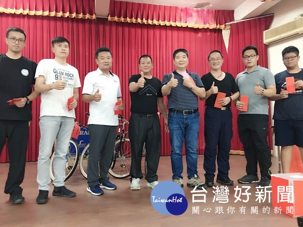 北港分局聯合警友會北港辦事處慶祝警察節，舉辦聯歡摸彩餐會，警友們共襄盛舉並提供摸彩品，現場洋溢歡欣喜樂。