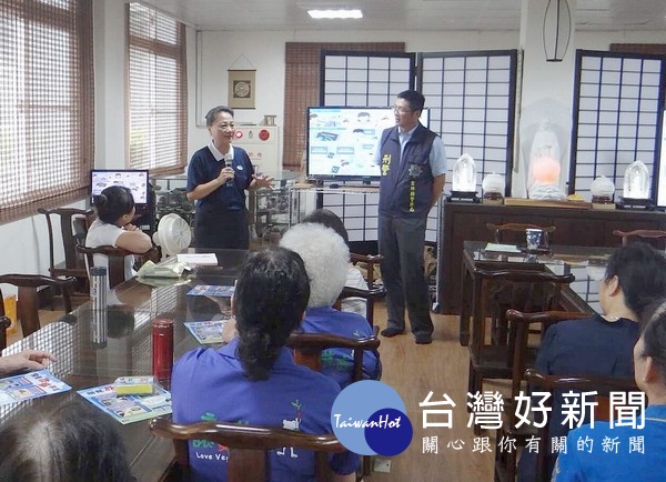 北港分局為提升年長者反詐騙意識及注意自身「行」的安全，偵查隊長鄧家福前往慈濟園區進行反詐欺宣導。