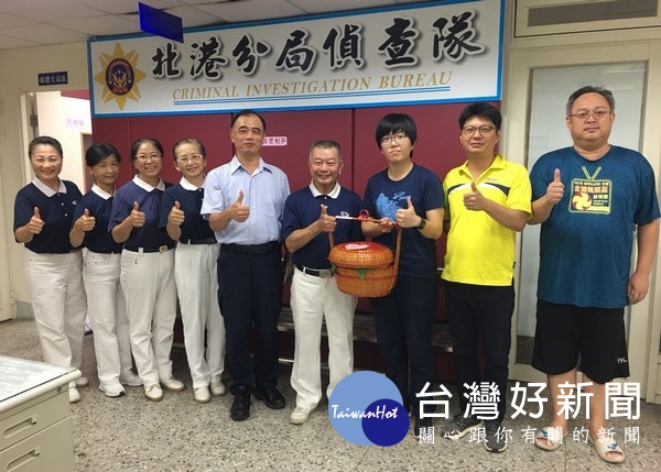 為感恩警察長年守護民眾的辛苦，慈濟志工帶來象徵幸福平安的蘋果禮盒，到北港警分局及各警所慰勉第一線基層員警。