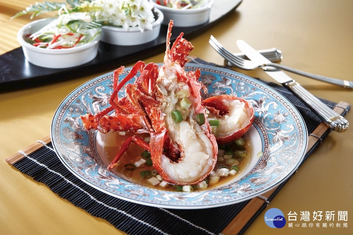 頂鮮高雄店招牌老饕最熱門指定海鮮料理「鮮露蔥香蒸龍蝦」。